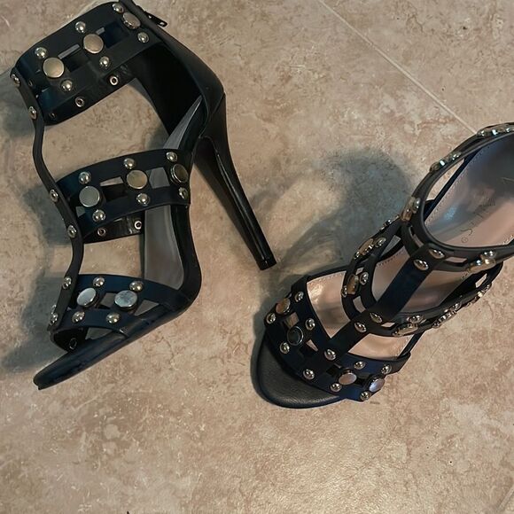 Venus gold studded shoes - Picture 2 of 5